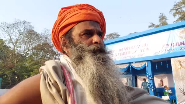 Indian Sadhu Makes Comparative Statement Management Ganga Sagar Kumbh Mela — Vídeos de Stock
