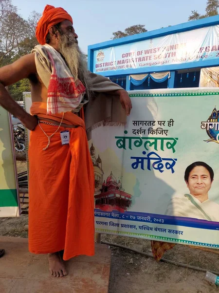 Calcutta, Batı Bengal, Hindistan, 8 Ocak 2023: Batı Bengal Bilgi Merkezi önünde kimliği olan bir sadhu Kolkata ana kampından Gangasagar mela 'ya gitmek için planlanıyor.