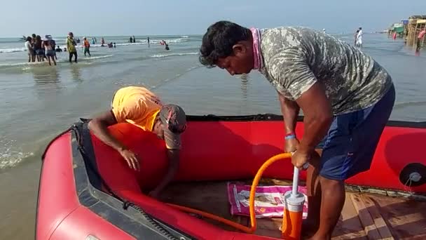 Midnapur Bengal Barat India Agustus 2023 Seorang Pria Memompa Perahu — Stok Video
