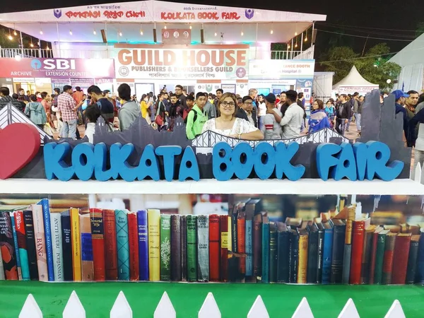 Kalküta, Batı Bengal, 5 Şubat 2023: Kolkata Kitap Fuarı Uluslararası 2023, kitapseverlerle lonca ofisinin ön görünümü