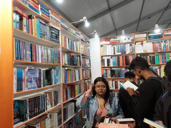Kalküta, Batı Bengal, 5 Şubat 2023: Kolkata Kitap Fuarı Uluslararası Kitap Aşıkları Lonca ofisinin önü. Uluslararası bir etkinlik.