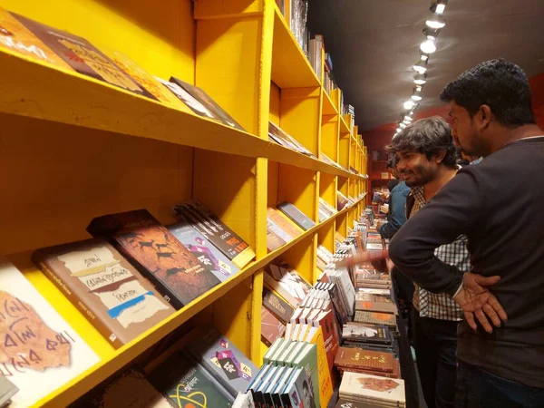 Kalküta, Batı Bengal, 5 Şubat 2023: Kolkata Uluslararası Kitap Fuarı, kitap severlerle birlikte kitap tezgahı. Uluslararası bir etkinlik, 46. Kitap fuarı olarak 12 Şubat 'ta devam edecek.