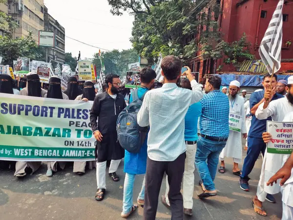 Kalküta, Batı Bengal, Hindistan, 14 Eylül 2023: Hintli Müslüman kadınlar Filistin 'i desteklemek, savaşı durdurmak, çocuğu kurtarmak, anne ve BM' ye aktif müdahalede bulunmak isteyen erkeklerle bir mitinge katılıyor