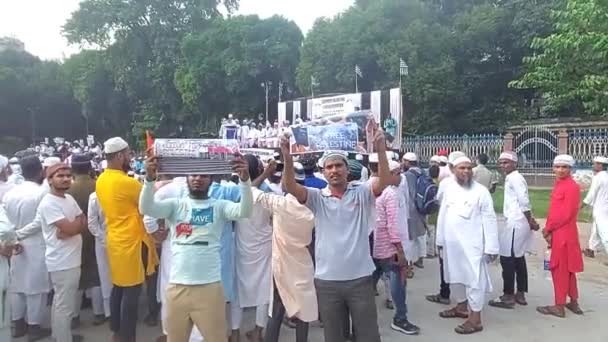 カルカッタ 西ベンガル インド 9月2023 戦争を止め 子供を救うことを要求するパレスチナを支援するポスターと旗を持つインドのムスリムの巨大な抗議集会 — ストック動画