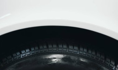 Beyaz arabanın ön kanat çamurluğunda siyah lastik izi var.