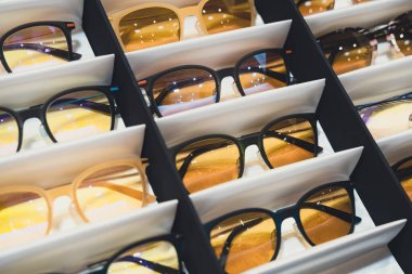 Tıbbi güneş gözlüklerinin depolama rafındaki paketleme kutularındaki perspektif görünümü