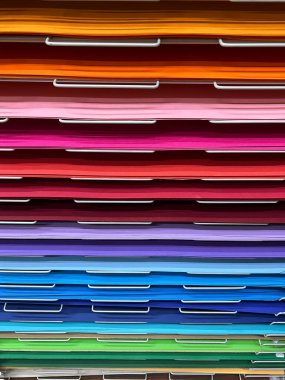 Raftaki çok sayıda renkli karton tuval örneklerinin ön görüntüsünü kapat