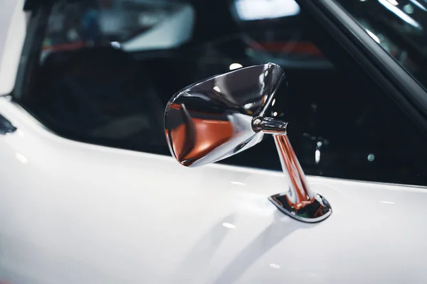 Klasik Klasik Tasarım Ile Beyaz Arabanın Krom Dikiz Aynası Yan — Stok fotoğraf