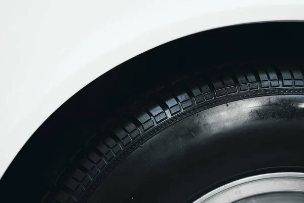 Εμπρόσθια Όψη Λεπτομέρεια Του Τροχού Του Αυτοκινήτου Μαύρο Ελαστικό Ελαστικό — Φωτογραφία Αρχείου