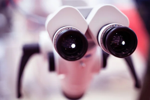 Primer Plano Extremo Los Lentes Oculares Microscopio Médico Negro Con —  Fotos de Stock