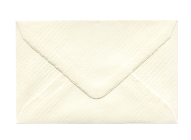 Beyaz arka planda izole edilmiş antika desenli, eski, boş kahverengi, eski, kapalı mektup zarfının ön görüntüsü