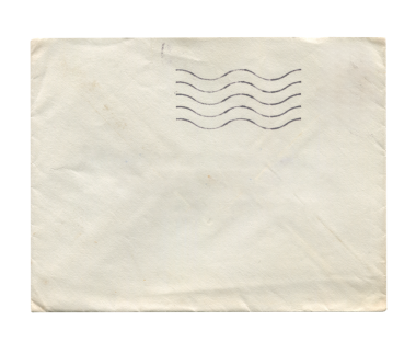 boş kahverengi, eski, kapalı mektup kağıdının arka plan görüntüsü antika desenli ve beyaz arkaplanda izole edilmiş soluk pul izli.