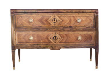 İç dekorasyon ya da mobilya tasarımı için beyaz bir arka planda izole edilmiş karmaşık işlemeli dizayn içeren ahşap bir çekmece sandığı