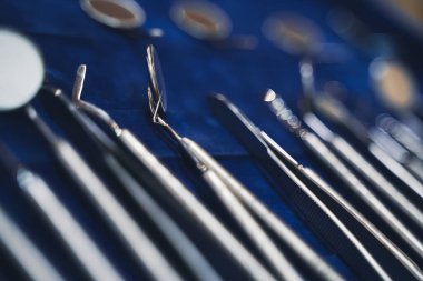 perspektif görünümü çeşitli temel çelik krom diş araçları satır yakın mavi arkaplanda sığ alan derinliği ile görüntüleme