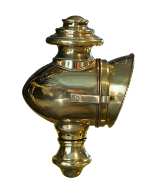 Beyaz üzerine izole edilmiş karmaşık tasarımı olan pirinç renkli bir fenerin ayrıntılı bir görüntüsü.