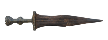 Beyaz bir arka planda sergilenen antik bir bronz hançer tarihi işçilik sergiliyor.