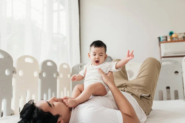 良い気分でアジアの愛らしい赤ちゃん 父親と遊ぶのをお楽しみください 父親は赤ん坊を抱えて遊んでいる 父の日の概念 — ストック写真