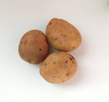 Patates, beyaz arkaplanda izole edilmiş. Yakın plan. 