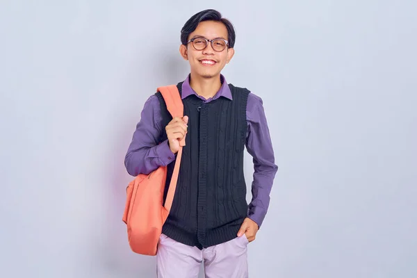 Leende Ung Asiatisk Manlig Student College Casual Kläder Ryggsäck Isolerad — Stockfoto