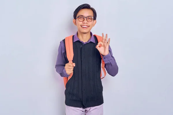 Усміхнений Молодий Азіат Студент Коледжу Повсякденному Одязі Рюкзаком Показує Хороший — стокове фото