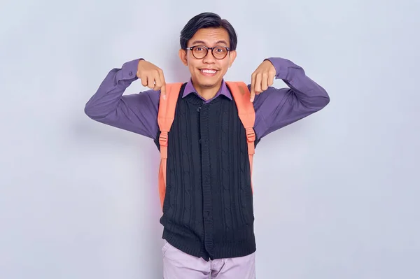 Fröhlicher Junger Asiatischer Student Vom College Lässiger Kleidung Mit Rucksack — Stockfoto