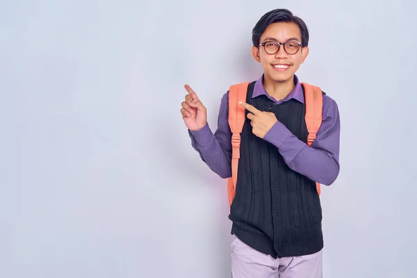 Веселий Молодий Азійський Студент Коледжу Повсякденному Одязі Рюкзаком Вказує Щось — стокове фото
