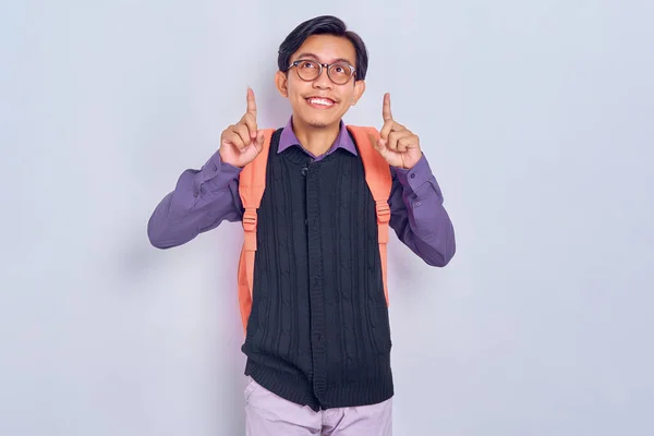 Χαρούμενος Νεαρός Ασιάτης Φοιτητής Από Κολέγιο Casual Ρούχα Σακίδιο Δείχνοντας — Φωτογραφία Αρχείου