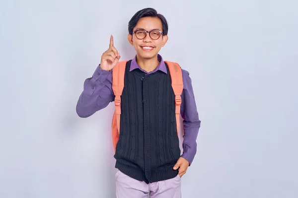 Sırt Çantalı Sıradan Kıyafetlerle Gülümseyen Asyalı Genç Bir Erkek Öğrenci — Stok fotoğraf