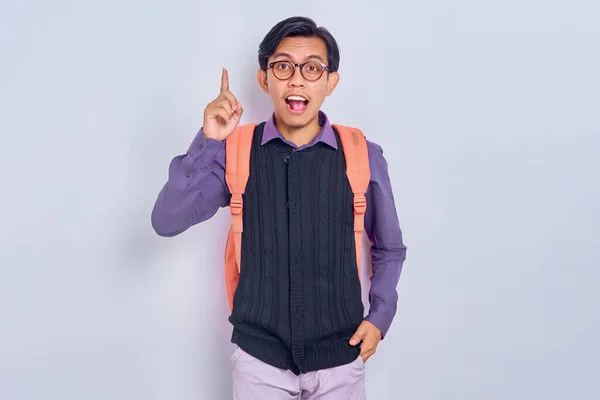 Задоволений Молодим Азійським Студентом Коледжу Повсякденному Одязі Рюкзаком Який Вказує — стокове фото
