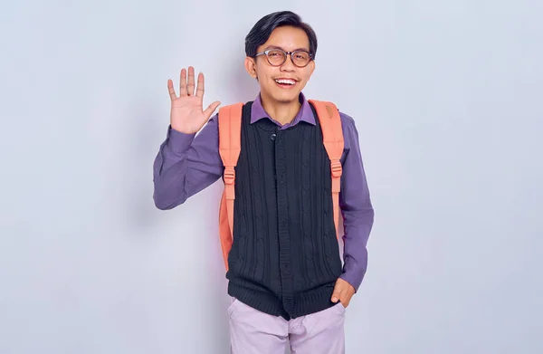 Усміхаючись Молодим Азійським Студентом Коледжу Повсякденному Одязі Рюкзаком Вітаючи Друга — стокове фото