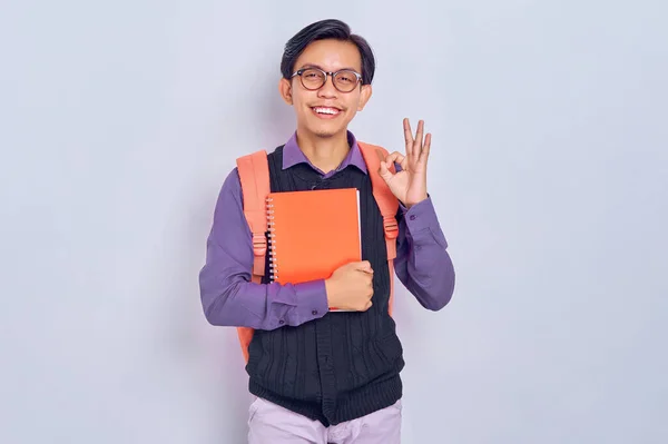 Щасливо Посміхаючись Молодим Азійським Студентам Рюкзаками Які Доставляють Книжки Школи — стокове фото