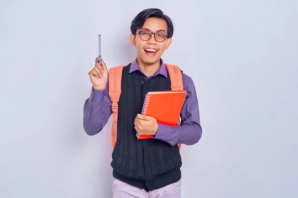 Sırt Çantalı Elinde Kalemle Gülümseyen Yakışıklı Asyalı Üniversite Öğrencisi Gri — Stok fotoğraf