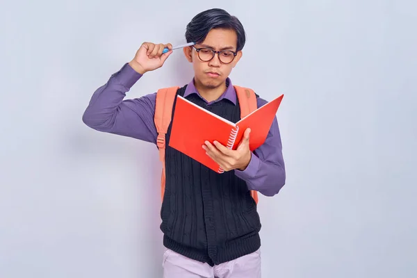 Концентрированные Молодые Азиатские Студенты Рюкзаками Повседневной Одежде Наслаждаются Чтением Книг — стоковое фото