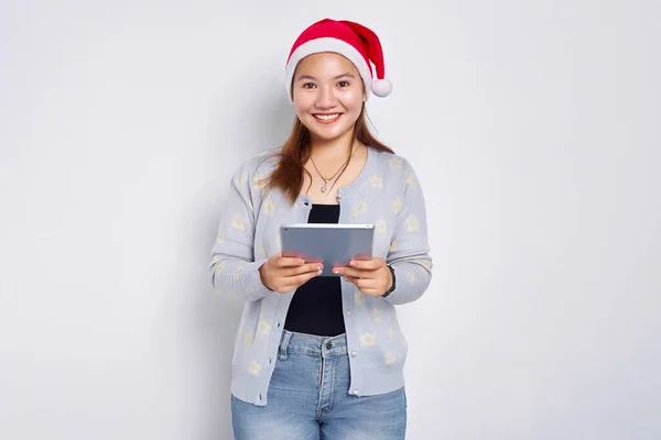 Sonriente Joven Mujer Asiática Sombrero Navidad Utilizando Tableta Digital Aislado — Foto de Stock