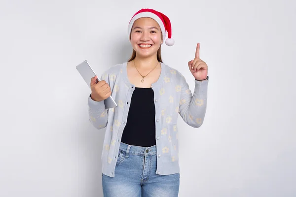 Mujer Asiática Sonriente Con Sombrero Navidad Sosteniendo Una Tableta Digital — Foto de Stock