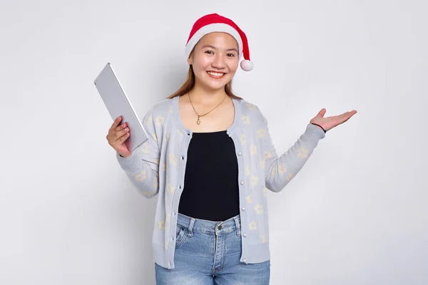 Joven Mujer Asiática Alegre Sombrero Navidad Sosteniendo Tableta Digital Mostrando — Foto de Stock
