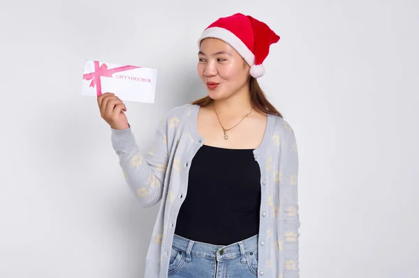 Sorprendido Joven Mujer Asiática Años Sombrero Navidad Recibe Certificado Regalo — Foto de Stock