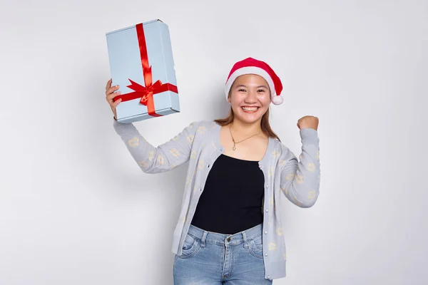 Emocionado Hermosa Joven Asiática Con Sombrero Santa Claus Mostrando Una — Foto de Stock