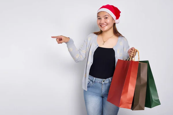 Молода Жінка Азії Яка Посміхається Років Носить Різдвяний Капелюх Тримає — стокове фото