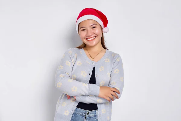 Sonriente Joven Asiática Santa Claus Sombrero Con Brazos Cruzados Mirando — Foto de Stock