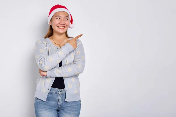 Sonriente Joven Asiática Con Sombrero Santa Claus Señalando Con Los — Foto de Stock