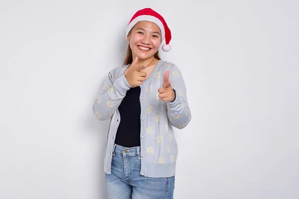 Sonriente Joven Asiática Sombrero Navidad Señalando Con Los Dedos Cámara — Foto de Stock