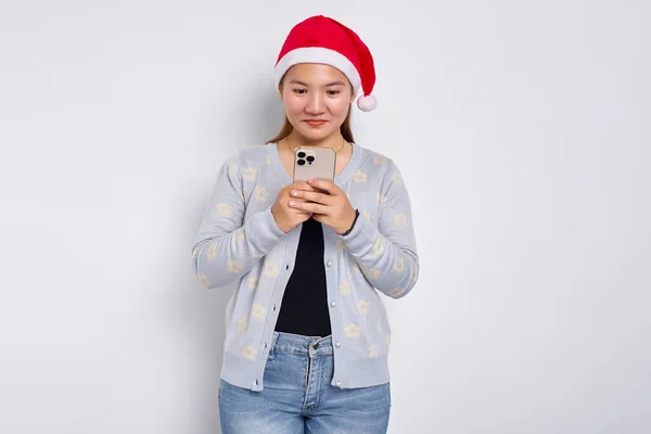 Smiling Young Asian Woman Christmas Hat Looking Smartphone Getting Great — Stock Photo, Image