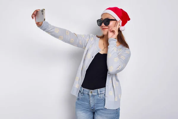 Возбужденная Молодая Азиатка Рождественской Шляпе Делает Селфи Снимок Мобильном Телефоне — стоковое фото