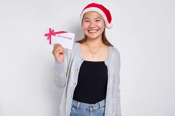 Radosna Młoda Azjatka Dwudziestce Kapeluszu Boże Narodzenie Otrzymuje Pokazuje Bon Obrazy Stockowe bez tantiem