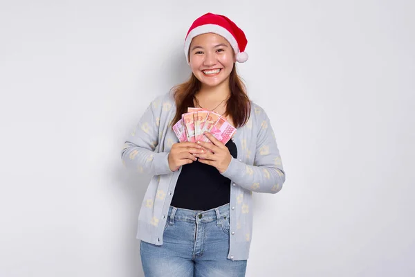 Podekscytowana Młoda Azjatka Świątecznym Kapeluszu Gotówką Białym Tle Dziękczynienie Dla Obrazy Stockowe bez tantiem