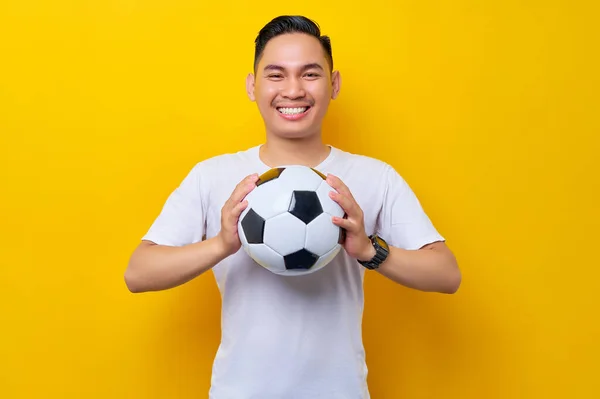 Uśmiechnięty Młody Azjata Kibic Futbolowy Białej Koszulce Trzymający Piłkę Dłoni Zdjęcia Stockowe bez tantiem