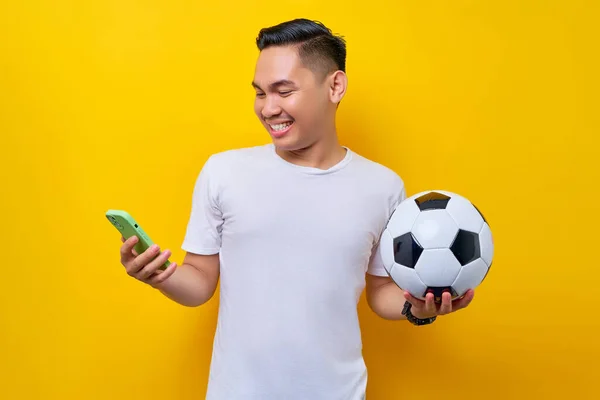 Uśmiechnięty Młody Azjata Kibic Futbolowy Białej Koszulce Trzymający Piłkę Nożną Zdjęcie Stockowe