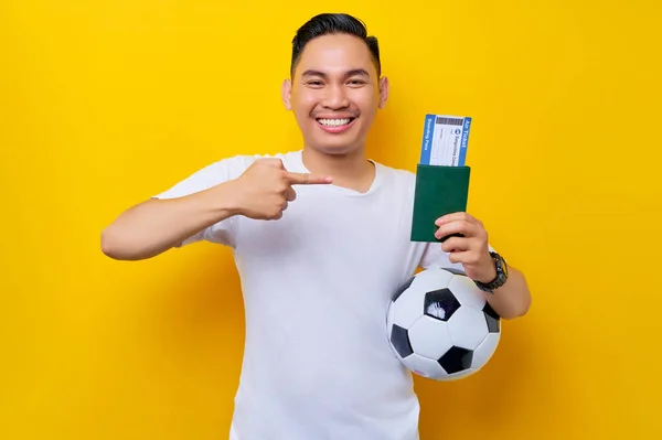 Podekscytowany Młody Azjata Kibic Futbolowy Noszący Biały Shirt Niosący Piłkę Obraz Stockowy