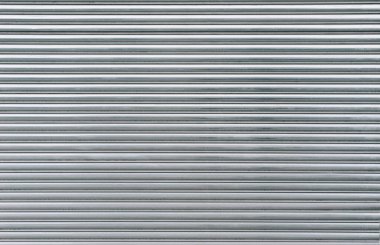 Gri metal kepenkler. Yatay galvanize metal levha dokusunun arkaplanı.